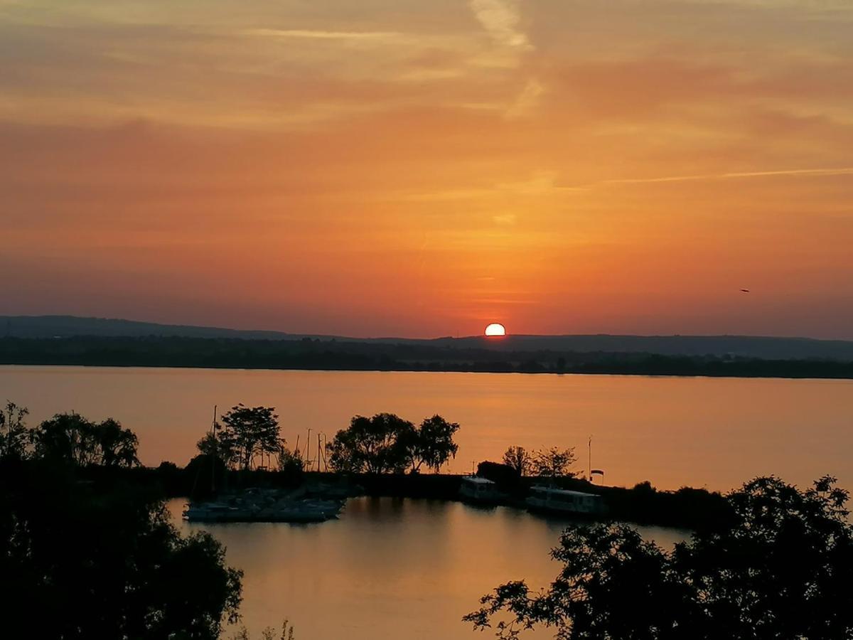 Penzion Nad Jezerem พาฟลอฟ ภายนอก รูปภาพ